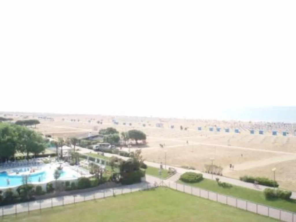 Cozy Two-Bedroom Apartment In A Seafront Building Bibione