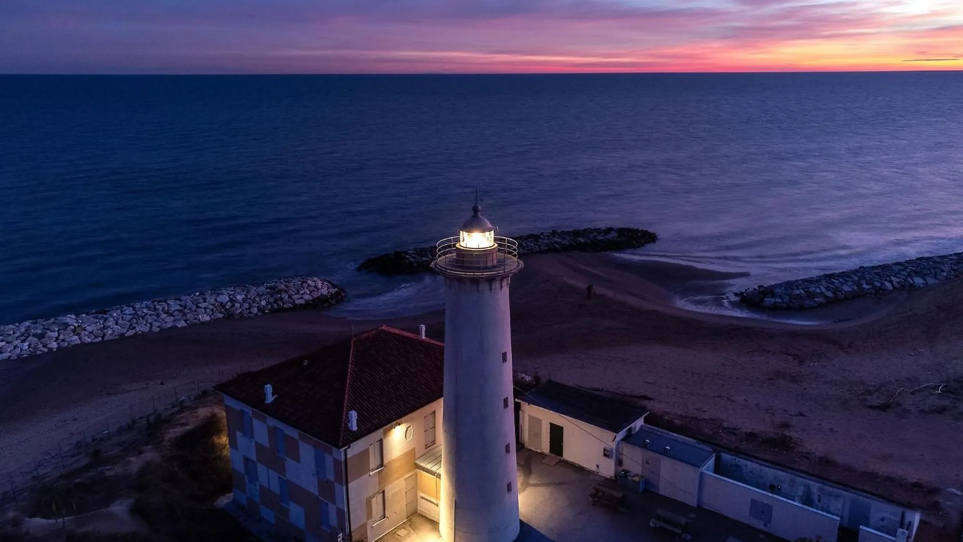 Cozy Two-Bedroom Apartment In A Seafront Building Bibione Italy